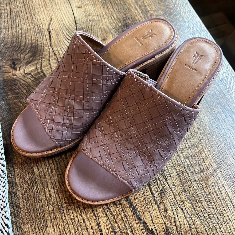 Frye women’s lavender leather slide on mule sandals